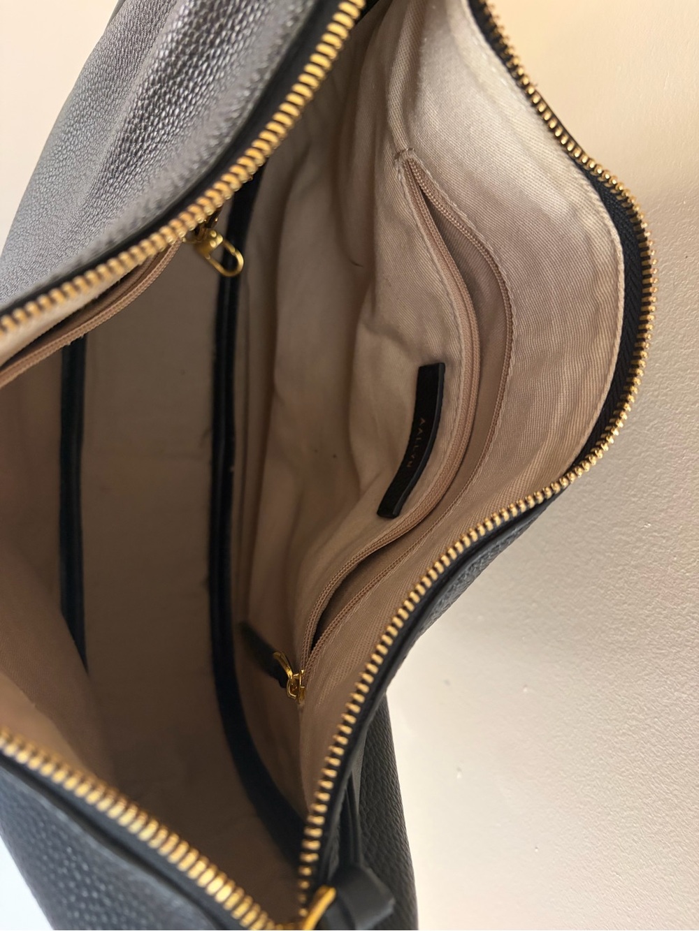 Aallyn Marley Classic Black Leather Shoulder Bag - Picture 3 of 11
